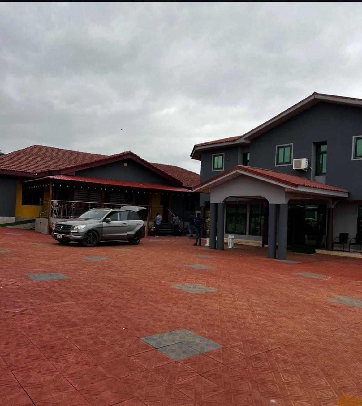 Hotel Exterior and Parking